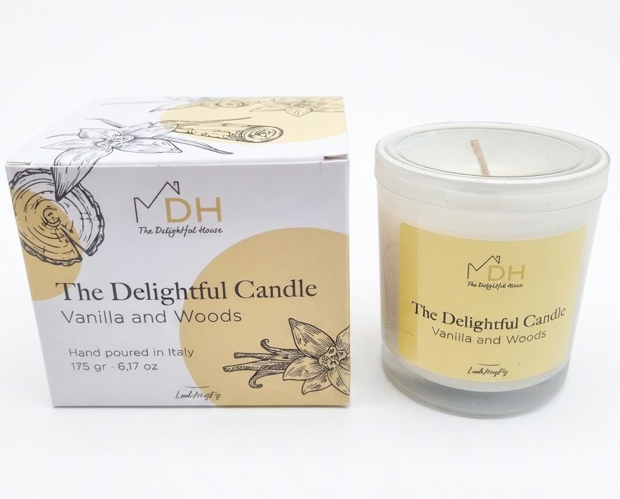 VELA THE DELIGHTFUL CANDLE VANILLA AND WOODS 175 GRAMOS REGULAR